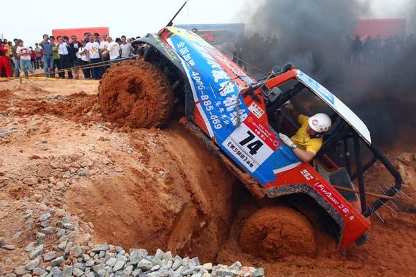 组图:汽车场地越野赛开幕 在泥中"跳来跳去"