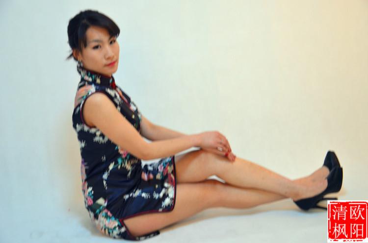 穿印花旗袍的女模特