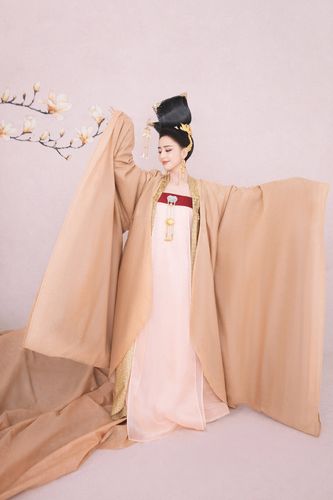 简介:佟丽娅优雅汉服宫装写真图片,分享一组佟丽娅图片给大家,图中的