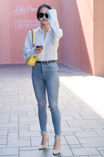 原创白衬衫搭配牛仔裤,简单随意,轻松自在