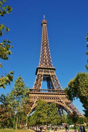 looking up thorugh the tower - picture of eiffel
