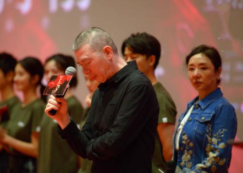 冯小刚黄轩直播卖票15万,磨皮严重五官糊了?身价20亿