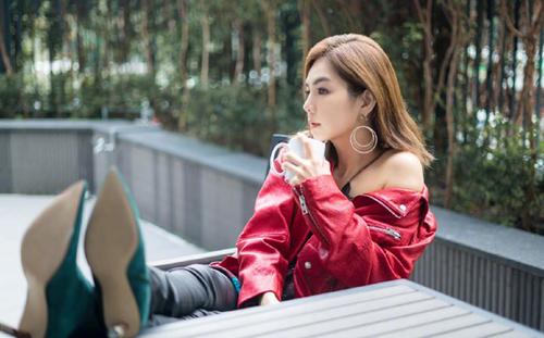 陈嘉桦蕾丝加皮裤超性感网友让维秘天使怎么办