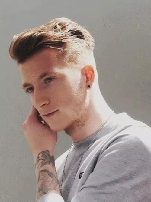 说起来, 罗伊斯虽然29了, 但颜值还是在线的.  穿西装是帅的.