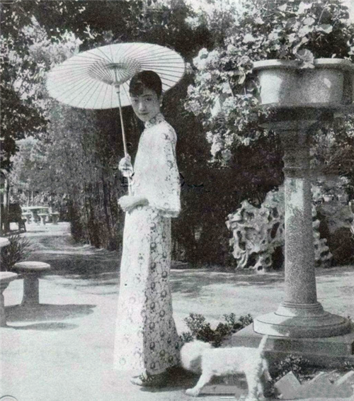 1946年,婉容死于吉林省延吉的监狱中,死后尸骨也无处寻找.