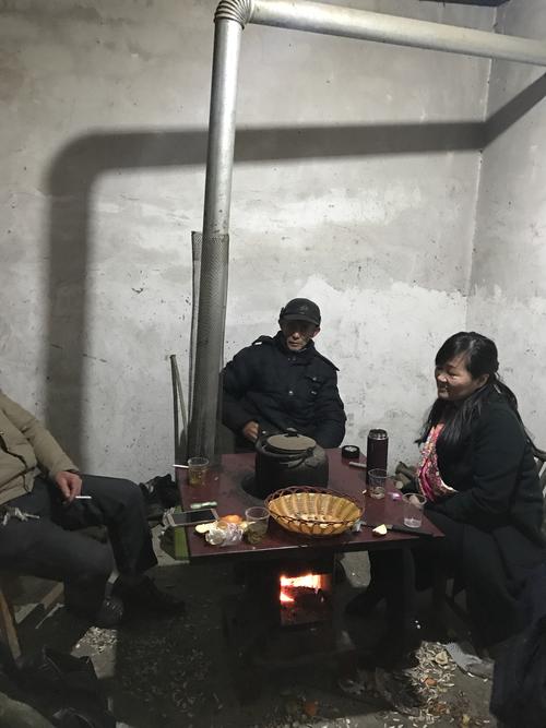 这种炉子冬天烤火再好不过了