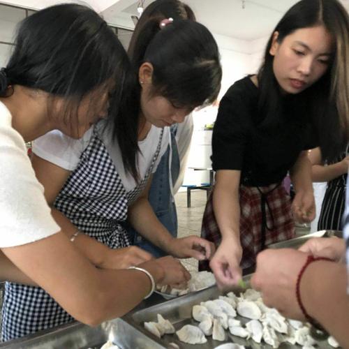 "巧手包饺子,温暖大家庭"——五斗江中心小学举行喜迎教师节包饺子