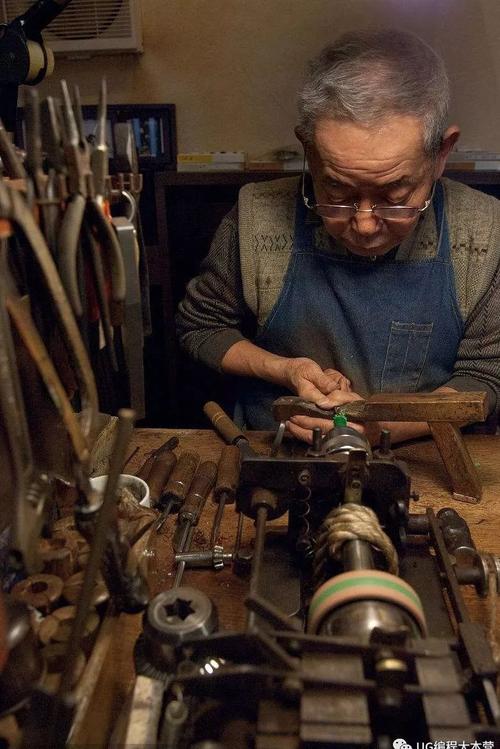 模具老师傅为什么拒绝带徒弟,多给钱也不干,背后原因"