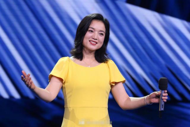 白雪友人家中开唱,多年不变美丽似"冻人",曾被指脸太宽要削骨