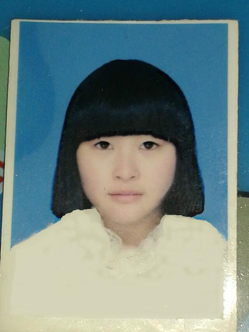 美女请帮个忙,帮我把这个照片成齐脖短发证件照,很着急谢谢