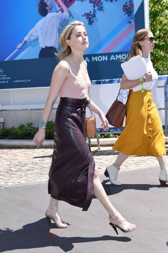 1/ 8 艾梅柏·希尔德(amber heard)在马丁内斯海滩,性感外露