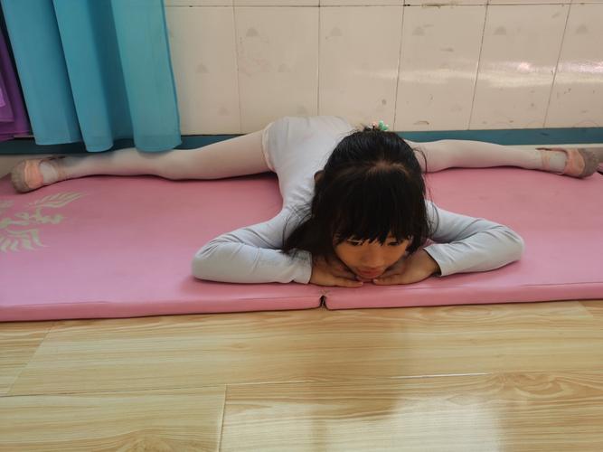 孩子们的横叉有很大进步