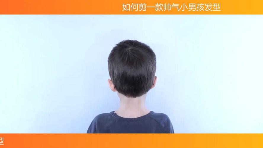 如何剪一款帅气小男孩发型_发型_母婴_婴童时尚