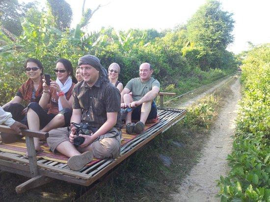 rails pour laisser passer les autres - picture of bamboo train