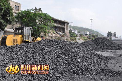 攀枝花格里坪火车站露天堆积煤矿 煤灰漫天飞(图)