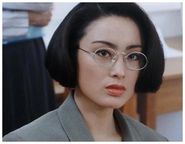 52岁张敏近照曝光保养得宜气质好同框小10岁男友毫不违和