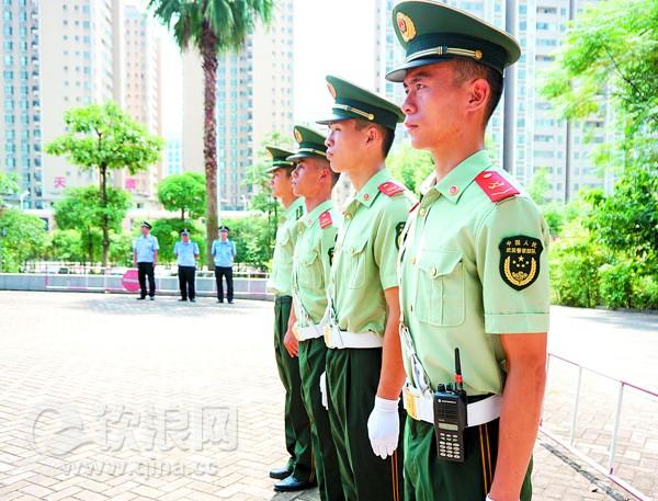 武警安保人员执勤英姿回头率高