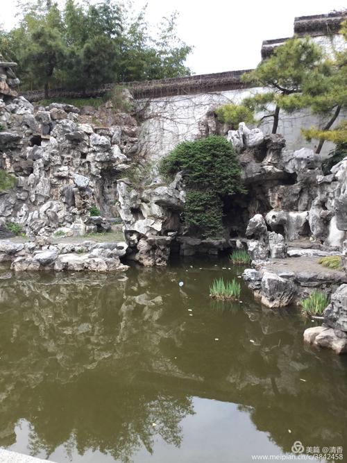 水中月是片石山房中假山丘壑处的一道奇观,它是通过太湖石的天然孔洞