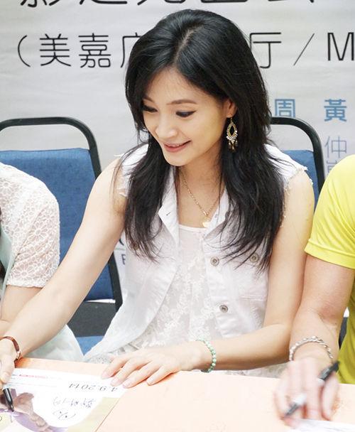方季惟赴马来西亚宣传电影 未婚挑婿忙不停