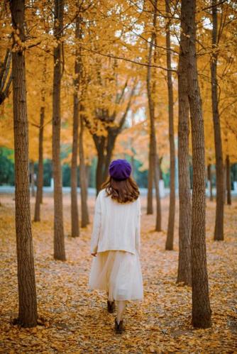 还可以拍摄人物的背影.