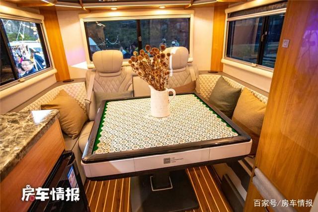 首款大通t70房车实拍!2.0t 6at四驱强悍,还能玩麻将