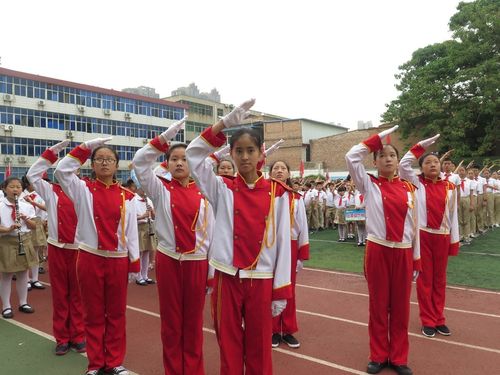升旗仪式在歌曲《我仰望五星红旗》催人奋进的旋律中拉开了帷幕.