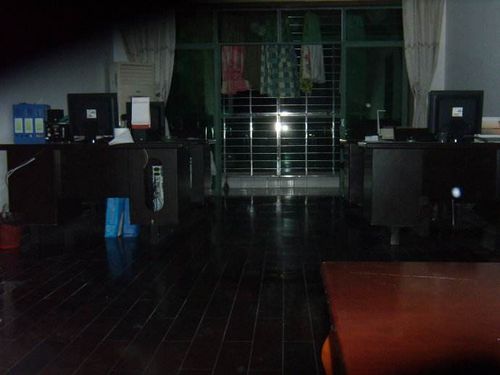 就几张夜间办公室图片,真实的