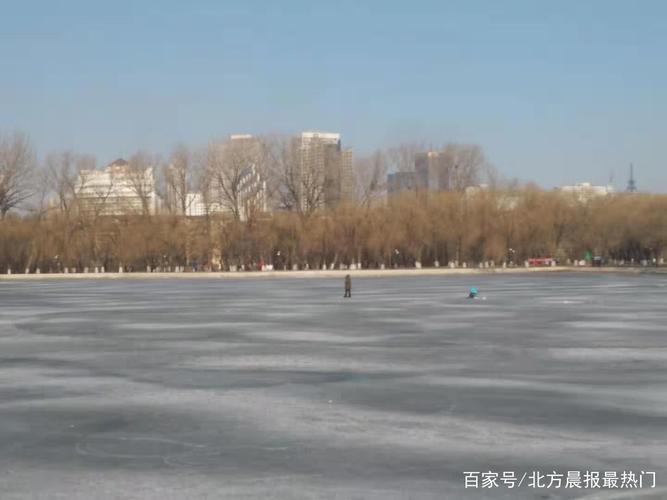 危险!鞍山部分公园冰面开化,但还有人冒险滑冰