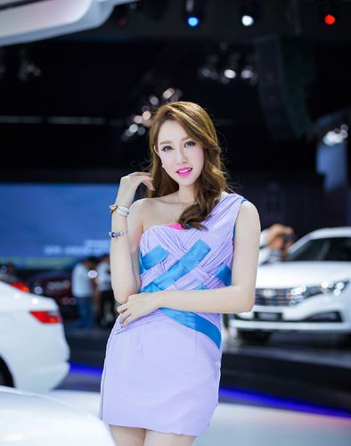 车模美女雯雯抹胸短裙车展活动性感图片