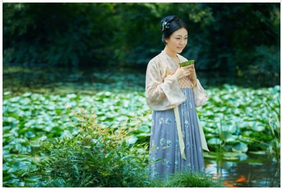 国风歌者刘珂矣概念国风写真『荷风逐梦』发布