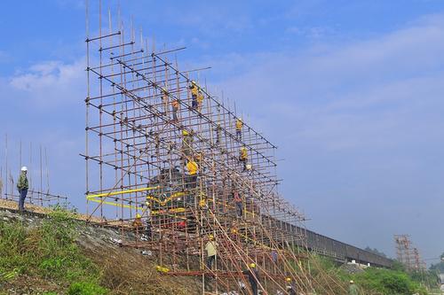 2)有跨越架不停电架线 是搭架,拆架及封网,拆网时被跨运行电力线进行