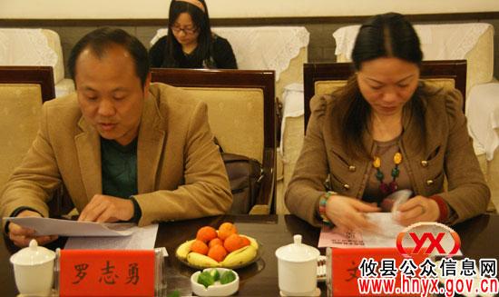 罗志勇(左)在汇报相关工作情况