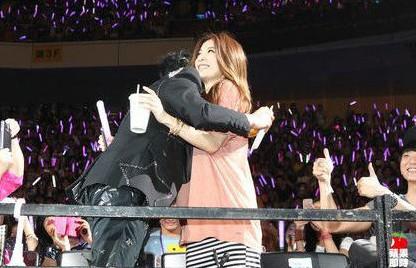 林俊杰向hebe大胆示爱 暧昧荡秋千拥抱