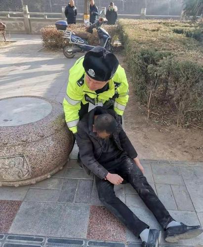 「平安延安 你我共建」醉汉横卧街头 交警暖心救助