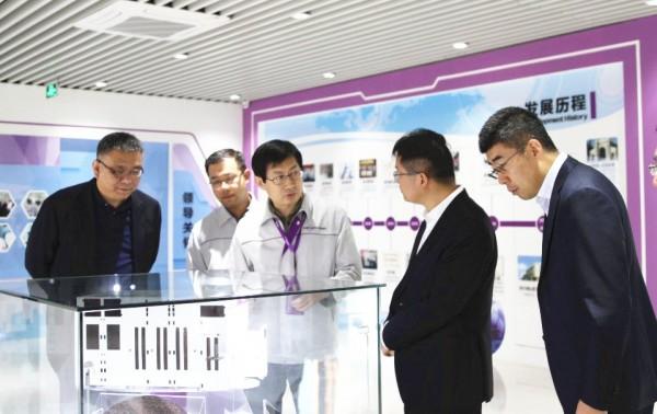 首席执行官路新春,首席运营官李昆,副总经理孙浩明就华海清科发展成果