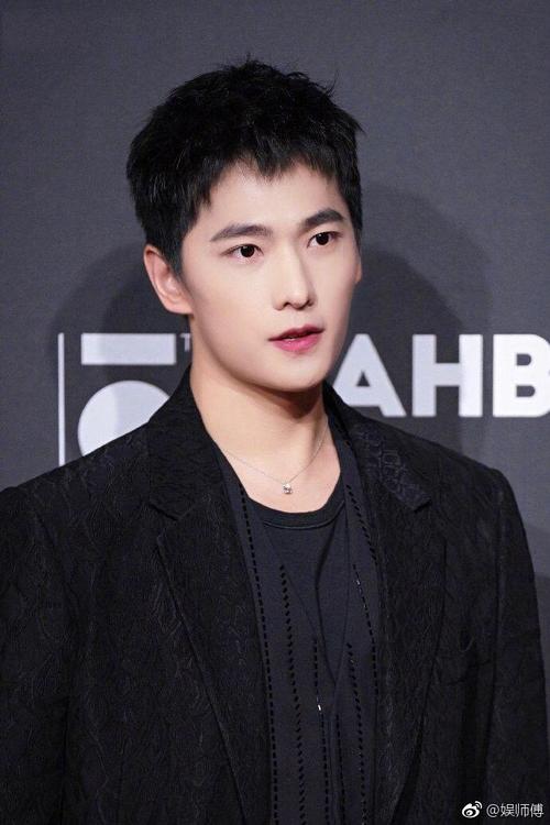 杨洋不管什么发型,都能hold住