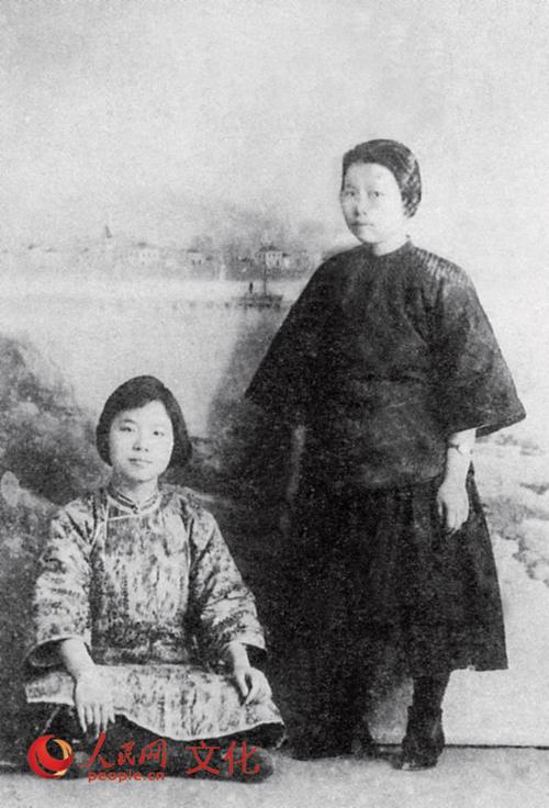李鹏同志的三姨赵世兰和母亲赵君陶(左).(资料图)
