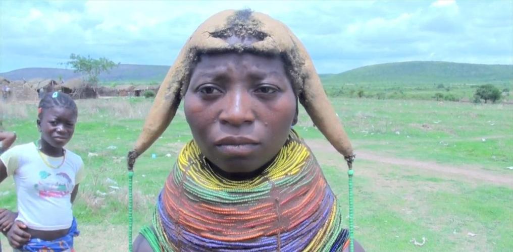 他们被称为世界上最脏的女人, 常年不洗澡, 用牛粪装饰头发!