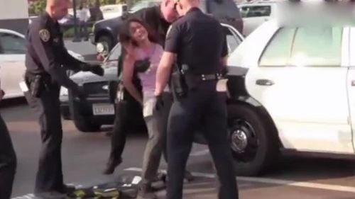 遇到拒不配合的女嫌犯,就算再怎么撒娇,美国警察也不会手软!