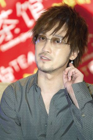 介绍时总是说"我是听着小刚(周传雄出道初期的艺名)老师的歌长大的"