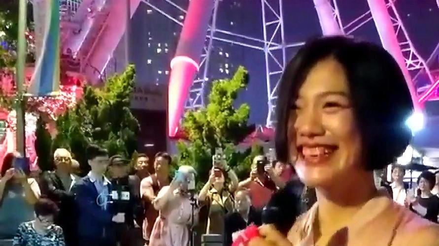 香港小龙女唱《给我一个吻》歌声甜美悠扬,堪比原唱,值得一听!