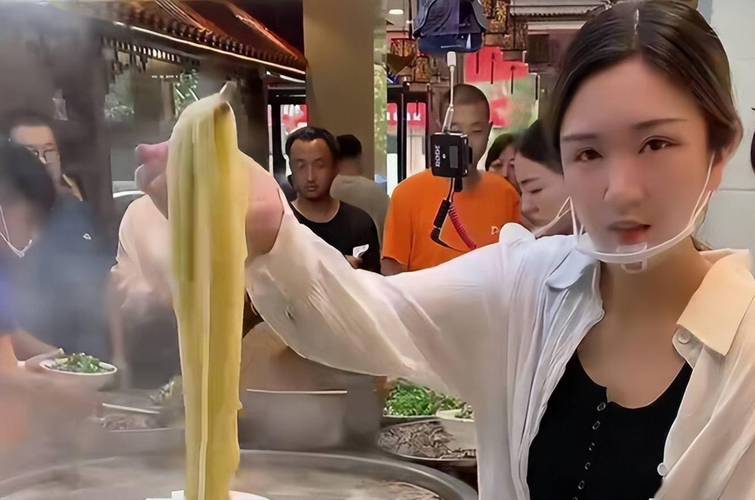 河南饸烙面曾因老板娘好看火了,一天卖2000碗,真容曝光惹争议_饸饹面