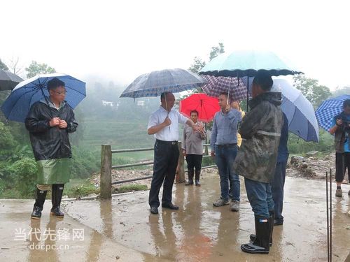 黔南州委常委,瓮安县委书记张文强(左一)到一线指导救灾.