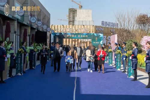 随着诸位领导进行剪彩仪式,礼炮响起 开合门启幕 鑫都·黄金时代致美