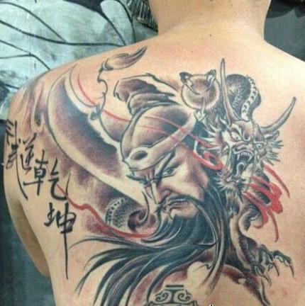 男士背部个性的关公和龙汉字纹身图案