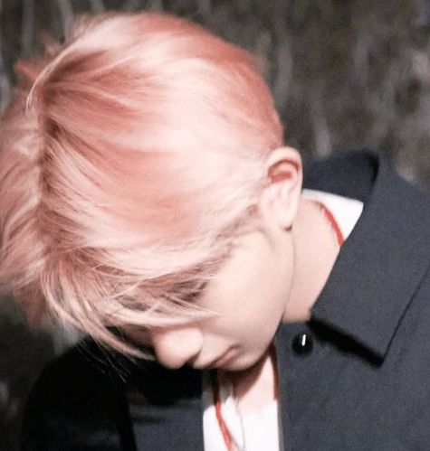 这还是王源吗?染粉色头发后太惊艳,还撞脸韩国男团边