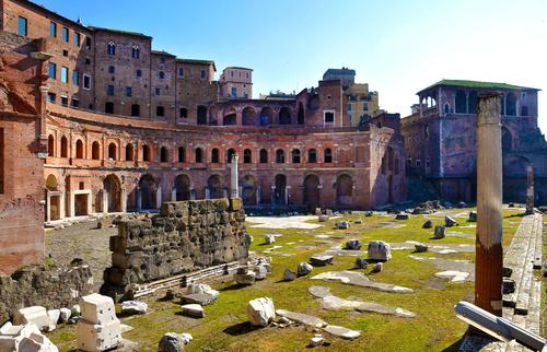 古罗马图拉真市场建于公元100年,是世界上最早的购物中心.