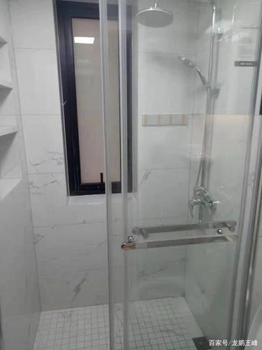 卫生间装上玻璃门,是为了保持干湿分离,洗澡水可以很好的在湿区流走.