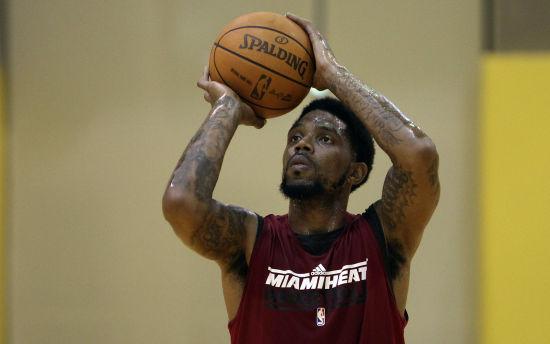 图文-迈阿密热火训练备战新赛季 哈斯勒姆投篮练习