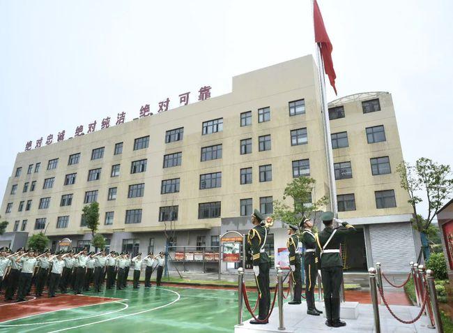 图说∣国旗下重温誓言武警上海总队执勤第一支队举行八一建军升旗仪式